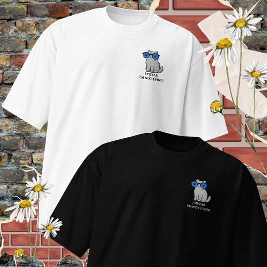 Lying cat with big blue eyes - Oversized heavyweight t-shirt